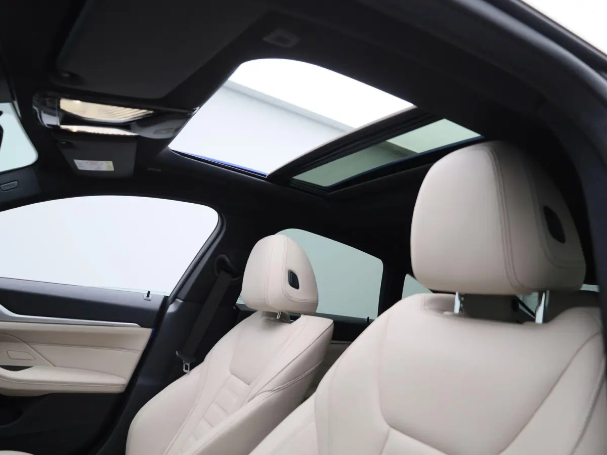 eDrive35 M-Sport 70 kWh | Panoramadak | Oyster Leder | Stoelverwarming | Apple Carplay / Android Auto | Climate Control | Adaptive Cruise Control | Camera | Virtual Cockpit | Lichtmetalen M-