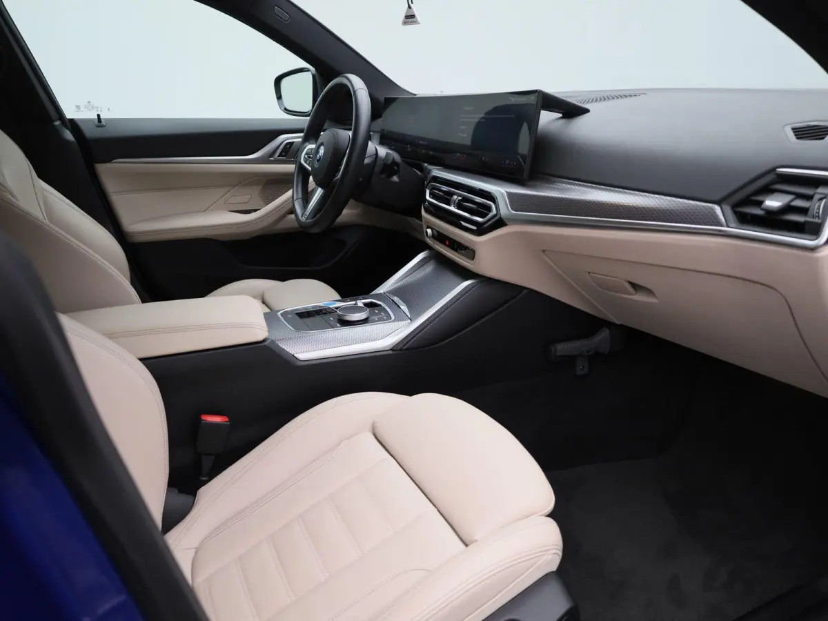 eDrive35 M-Sport 70 kWh | Panoramadak | Oyster Leder | Stoelverwarming | Apple Carplay / Android Auto | Climate Control | Adaptive Cruise Control | Camera | Virtual Cockpit | Lichtmetalen M-