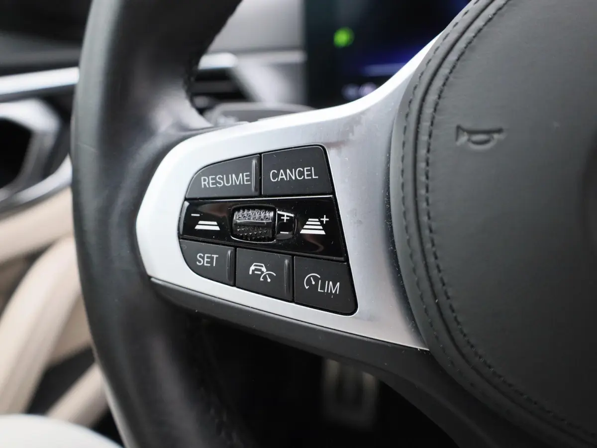 eDrive35 M-Sport 70 kWh | Panoramadak | Oyster Leder | Stoelverwarming | Apple Carplay / Android Auto | Climate Control | Adaptive Cruise Control | Camera | Virtual Cockpit | Lichtmetalen M-
