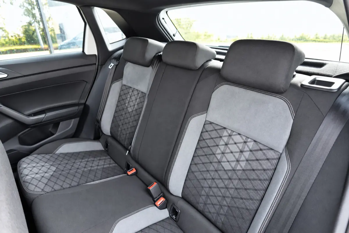 1.0 TSI R-Line KEYLESS IQ.LIGHT PANO VOL
