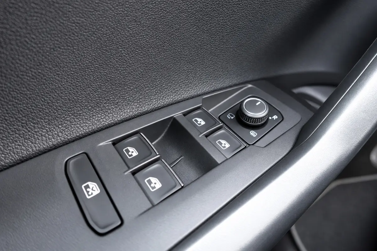 1.0 TSI R-Line KEYLESS IQ.LIGHT PANO VOL