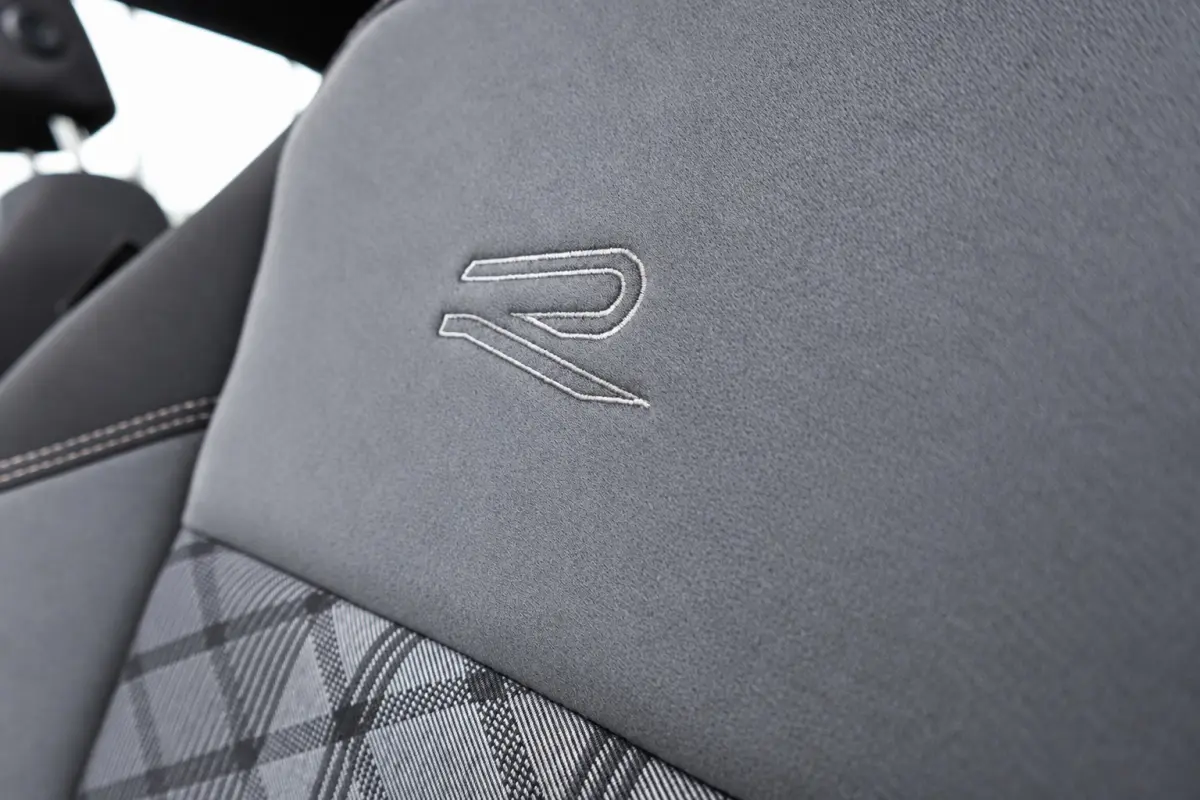 1.0 TSI R-Line KEYLESS IQ.LIGHT PANO VOL