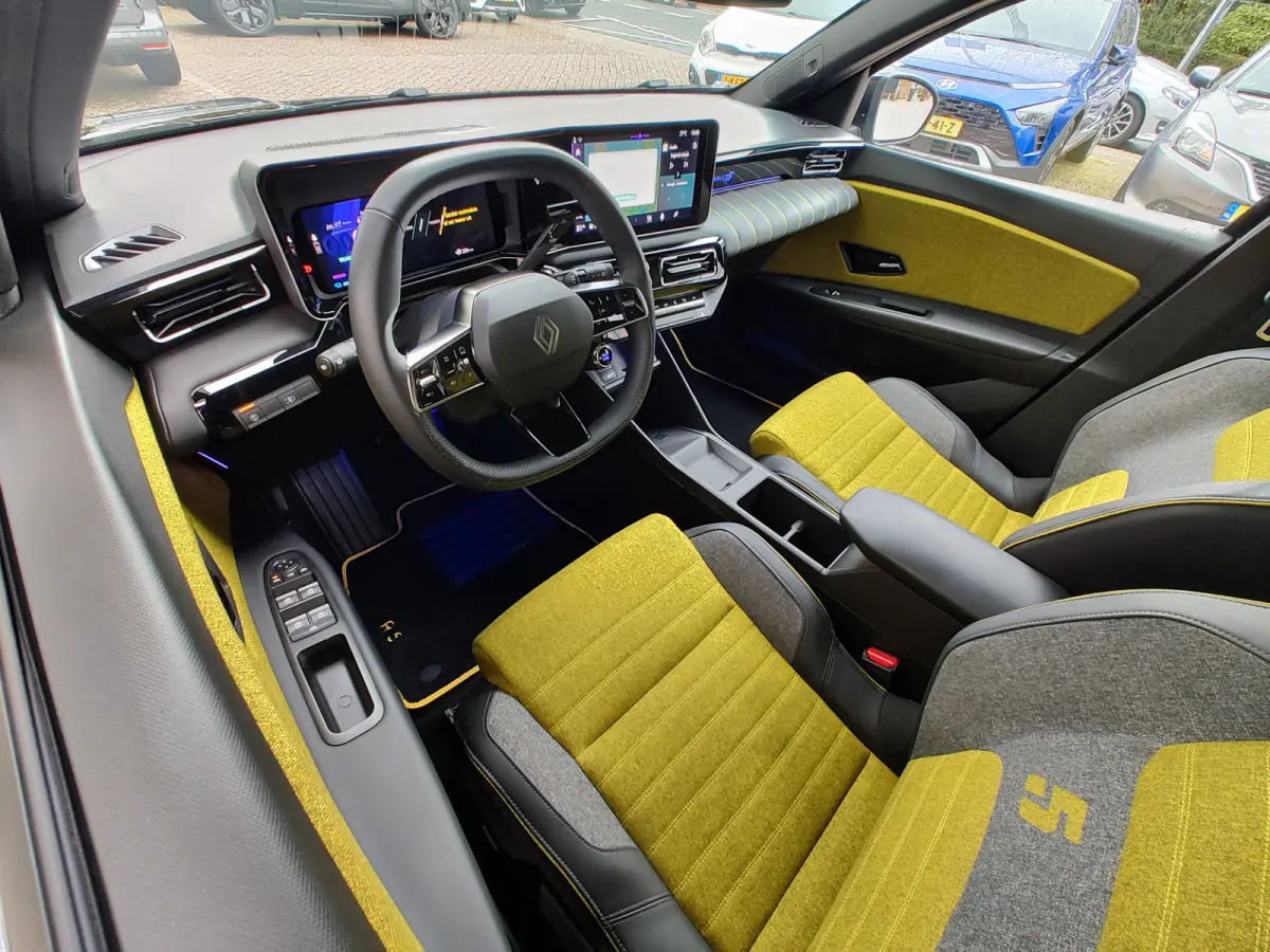 COMFORT RANGE ICONIC CINQ 52 kWh SoH 99,5% | Adaptive Cruise | Warmtepomp | Stuurverwarming