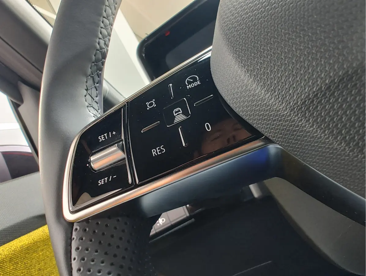 COMFORT RANGE ICONIC CINQ 52 kWh SoH 99,5% | Adaptive Cruise | Warmtepomp | Stuurverwarming