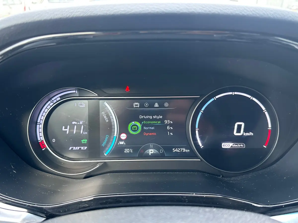 ExecutiveLine 64 kWh Soh 100% FASE 3 OPEN DAK LEER /JBL/ CAMERA