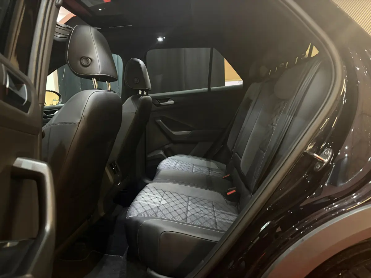 1.5 TSI R-Line Black Pack Edition 2025 /Pano/Camera/Keyless///