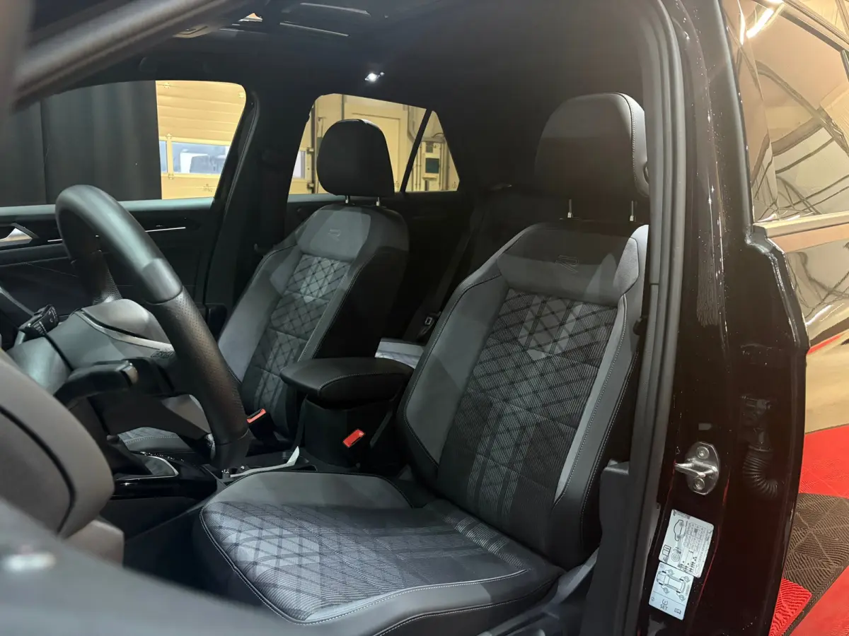 1.5 TSI R-Line Black Pack Edition 2025 /Pano/Camera/Keyless///