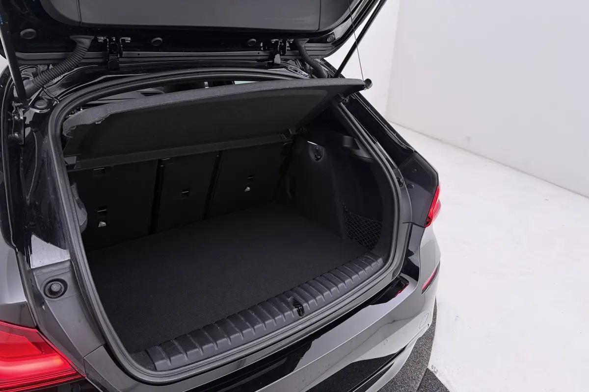 118i Business Edition Plus | Org NL | CarPlay | Stuur-/Stoelverwarming | Digital Cockpit | Leer | Sportstoelen |