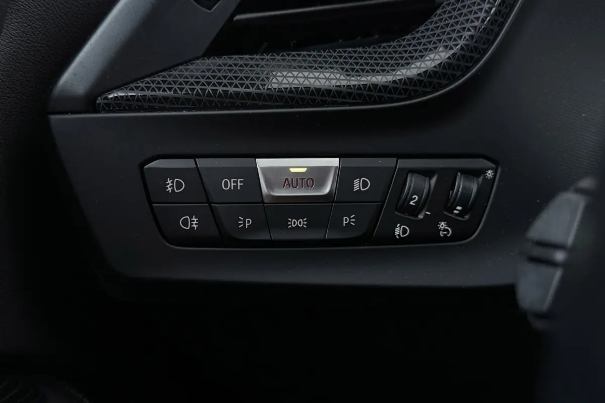 118i Business Edition Plus | Org NL | CarPlay | Stuur-/Stoelverwarming | Digital Cockpit | Leer | Sportstoelen |