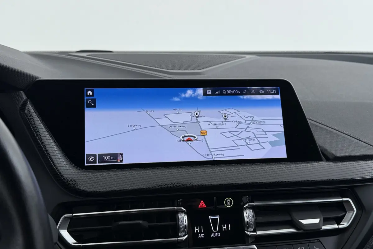 118i Business Edition Plus | Org NL | CarPlay | Stuur-/Stoelverwarming | Digital Cockpit | Leer | Sportstoelen |