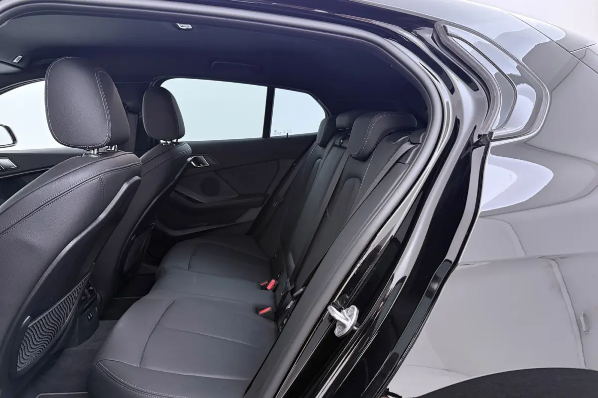 118i Business Edition Plus | Org NL | CarPlay | Stuur-/Stoelverwarming | Digital Cockpit | Leer | Sportstoelen |