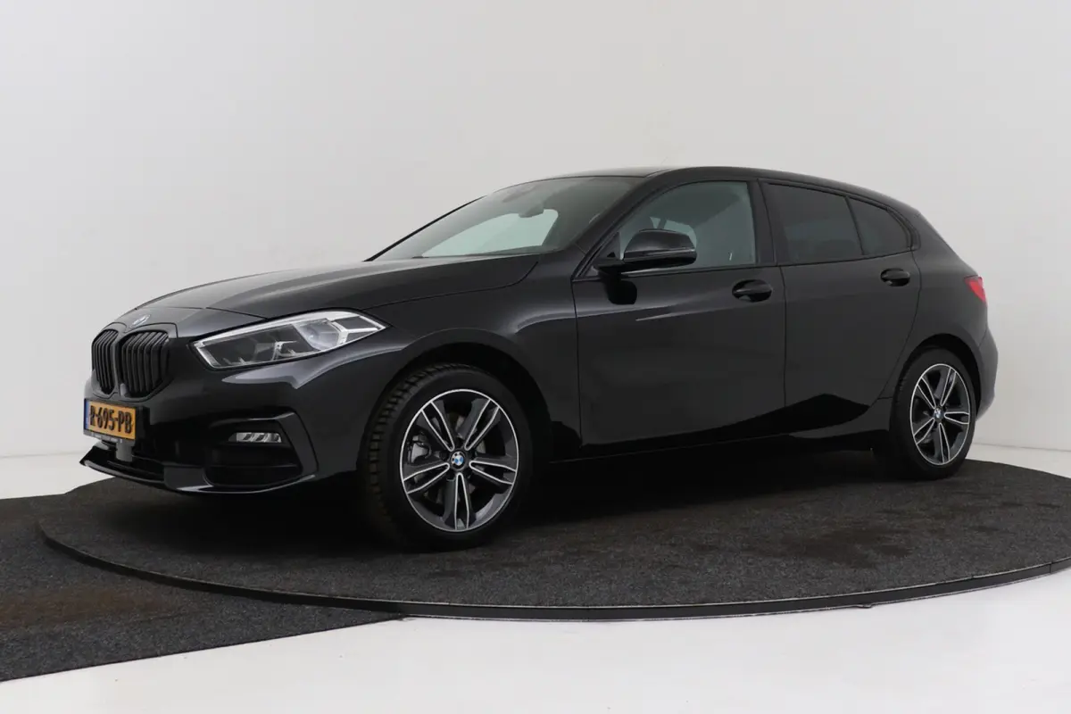118i Business Edition Plus | Org NL | CarPlay | Stuur-/Stoelverwarming | Digital Cockpit | Leer | Sportstoelen |