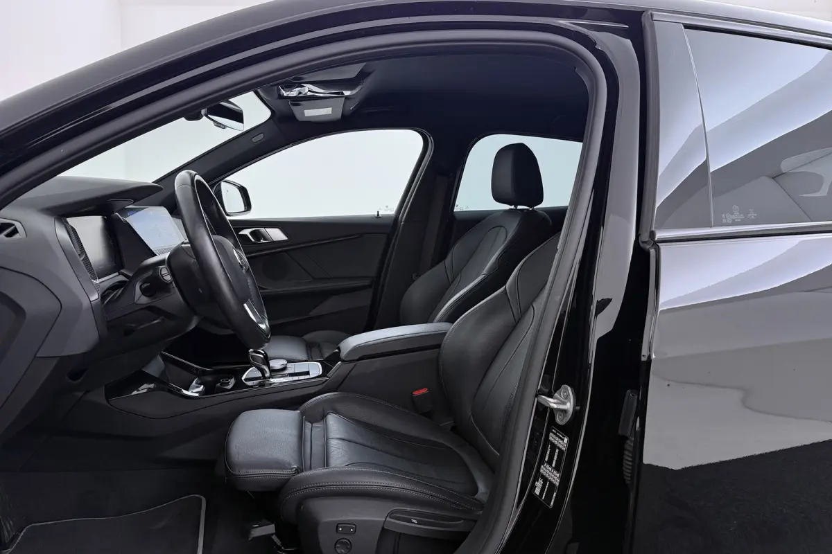 118i Business Edition Plus | Org NL | CarPlay | Stuur-/Stoelverwarming | Digital Cockpit | Leer | Sportstoelen |