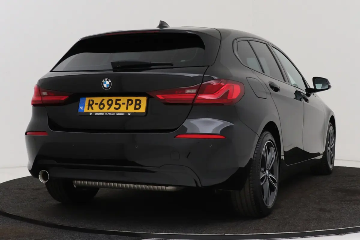118i Business Edition Plus | Org NL | CarPlay | Stuur-/Stoelverwarming | Digital Cockpit | Leer | Sportstoelen |