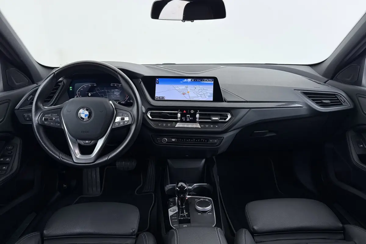 118i Business Edition Plus | Org NL | CarPlay | Stuur-/Stoelverwarming | Digital Cockpit | Leer | Sportstoelen |