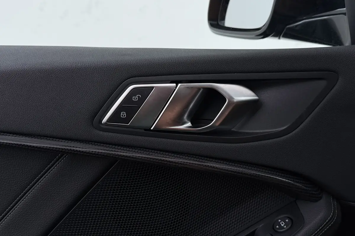 118i Business Edition Plus | Org NL | CarPlay | Stuur-/Stoelverwarming | Digital Cockpit | Leer | Sportstoelen |