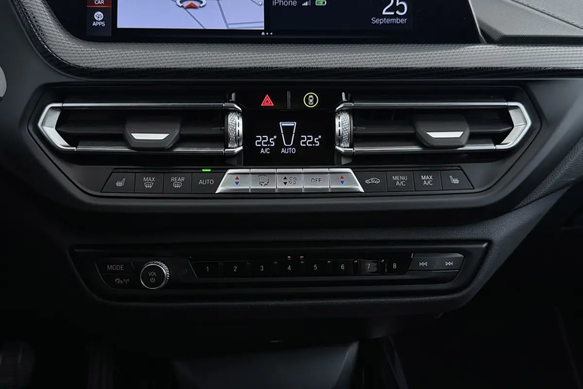 118i Business Edition Plus | Org NL | CarPlay | Stuur-/Stoelverwarming | Digital Cockpit | Leer | Sportstoelen |