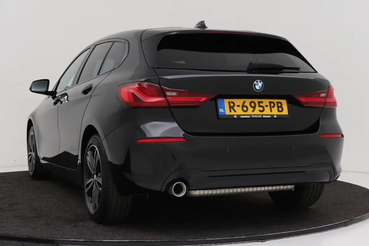 118i Business Edition Plus | Org NL | CarPlay | Stuur-/Stoelverwarming | Digital Cockpit | Leer | Sportstoelen |