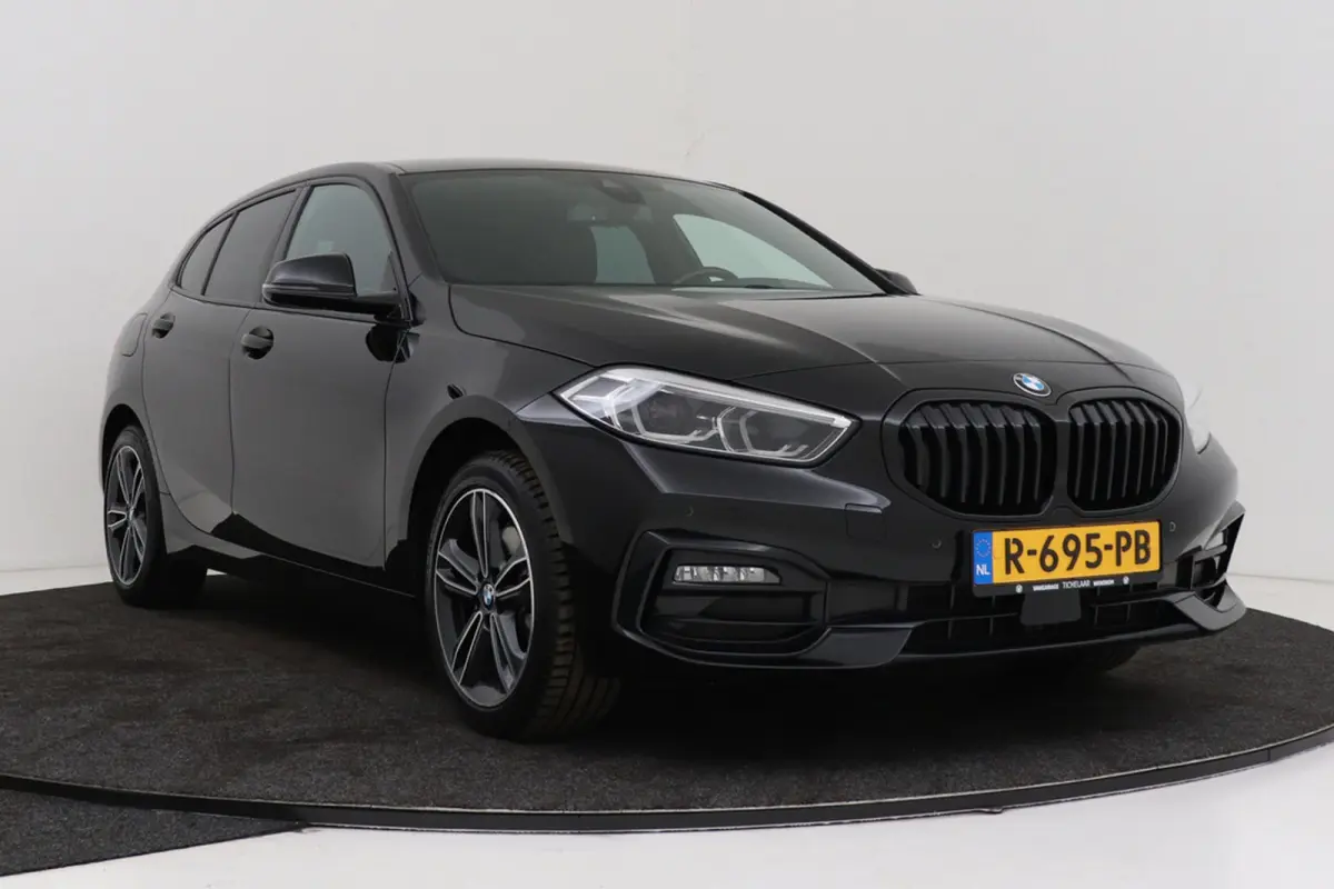 118i Business Edition Plus | Org NL | CarPlay | Stuur-/Stoelverwarming | Digital Cockpit | Leer | Sportstoelen |
