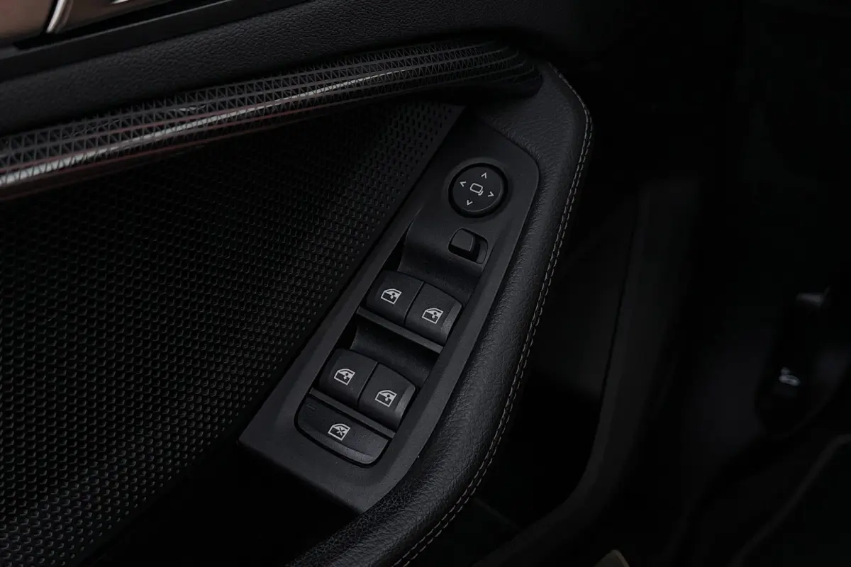 118i Business Edition Plus | Org NL | CarPlay | Stuur-/Stoelverwarming | Digital Cockpit | Leer | Sportstoelen |