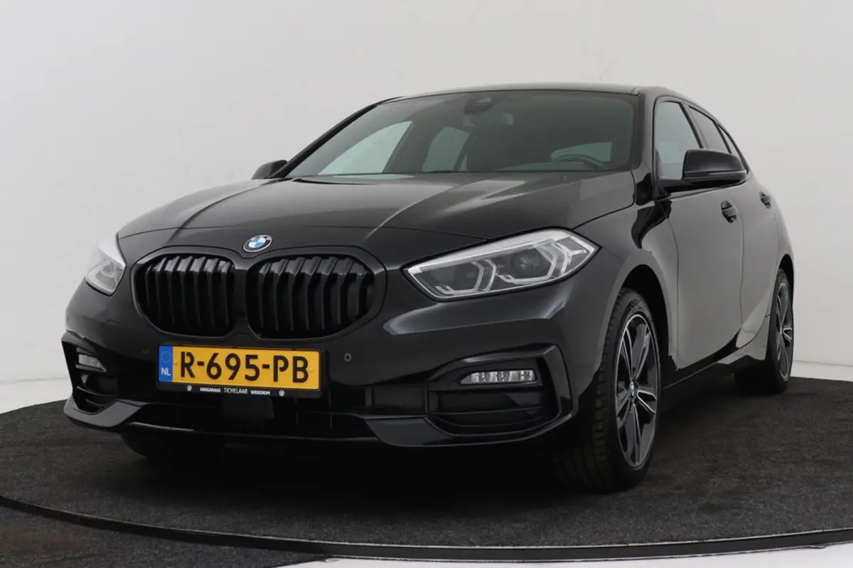 118i Business Edition Plus | Org NL | CarPlay | Stuur-/Stoelverwarming | Digital Cockpit | Leer | Sportstoelen |