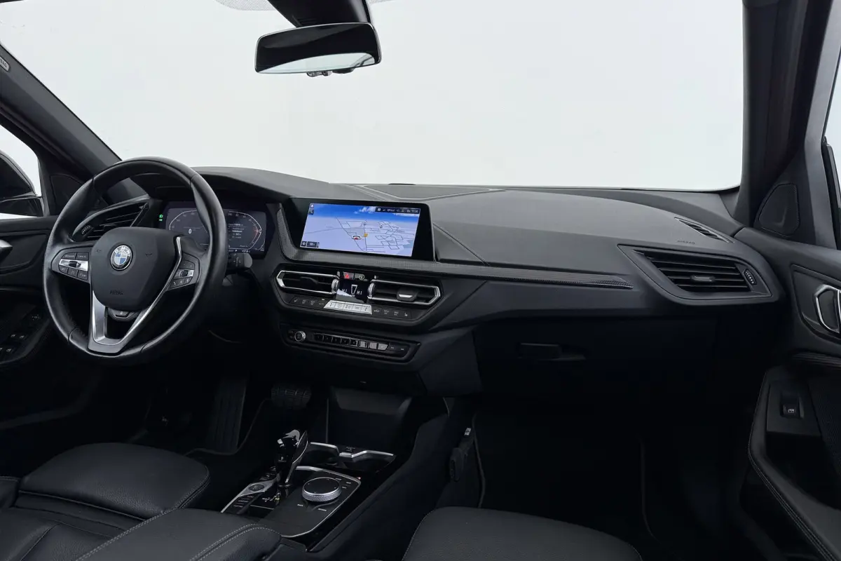 118i Business Edition Plus | Org NL | CarPlay | Stuur-/Stoelverwarming | Digital Cockpit | Leer | Sportstoelen |