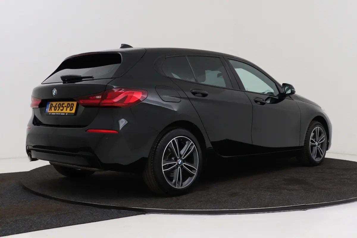 118i Business Edition Plus | Org NL | CarPlay | Stuur-/Stoelverwarming | Digital Cockpit | Leer | Sportstoelen |