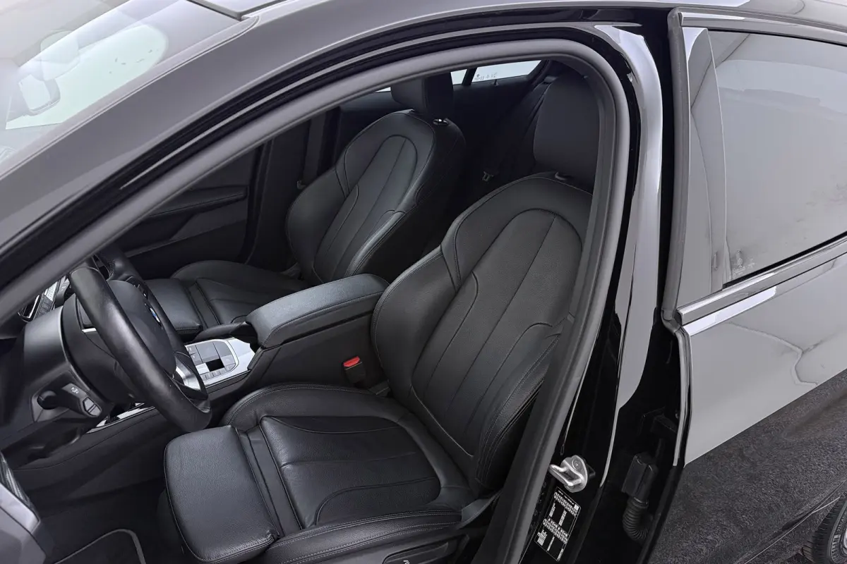 118i Business Edition Plus | Org NL | CarPlay | Stuur-/Stoelverwarming | Digital Cockpit | Leer | Sportstoelen |