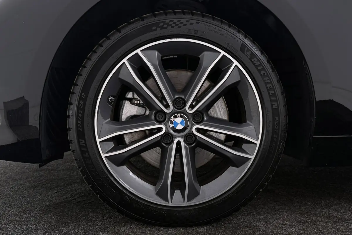 118i Business Edition Plus | Org NL | CarPlay | Stuur-/Stoelverwarming | Digital Cockpit | Leer | Sportstoelen |