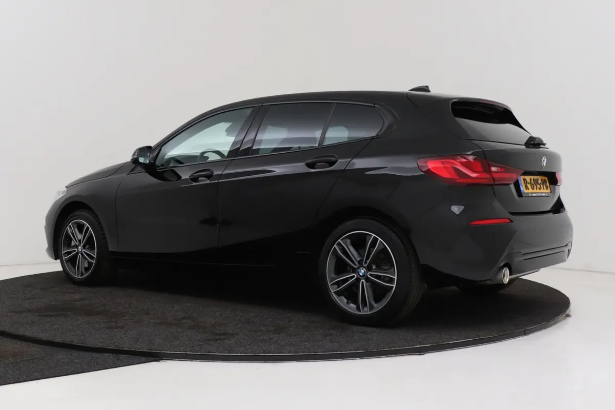 118i Business Edition Plus | Org NL | CarPlay | Stuur-/Stoelverwarming | Digital Cockpit | Leer | Sportstoelen |
