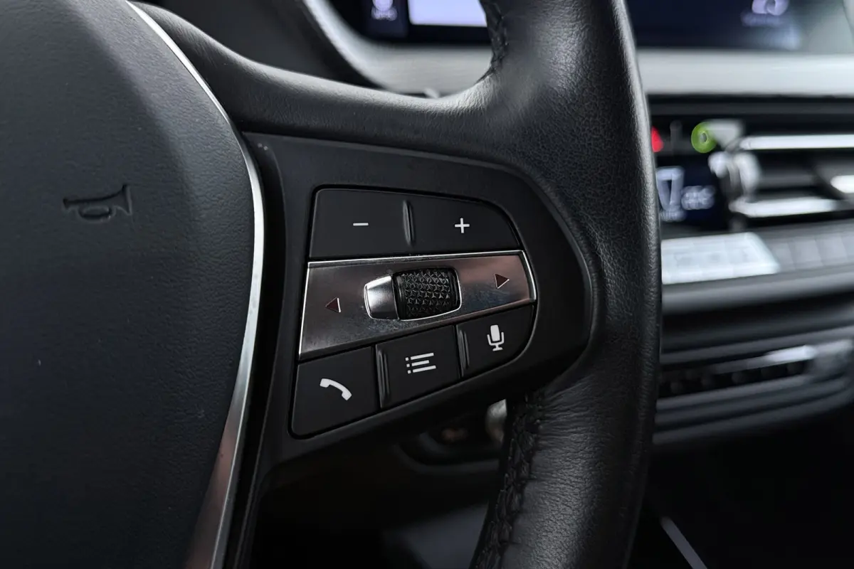 118i Business Edition Plus | Org NL | CarPlay | Stuur-/Stoelverwarming | Digital Cockpit | Leer | Sportstoelen |