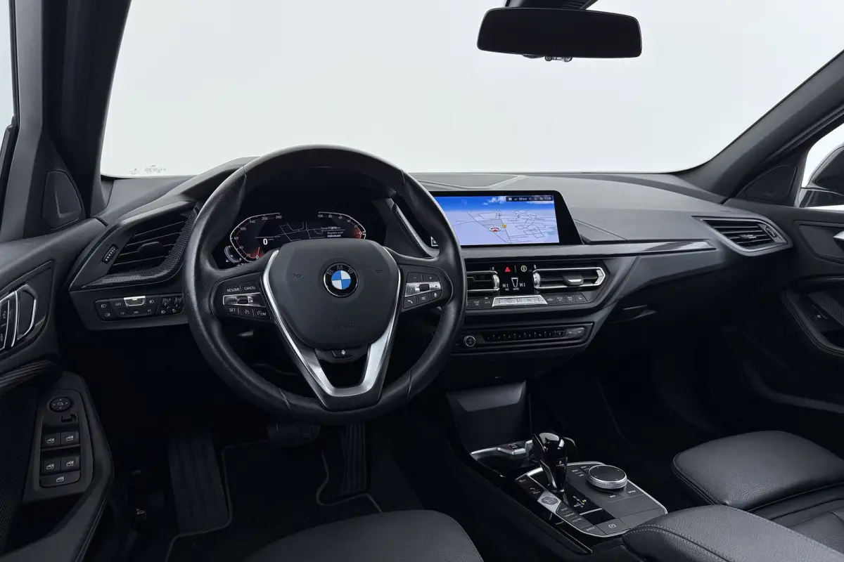 118i Business Edition Plus | Org NL | CarPlay | Stuur-/Stoelverwarming | Digital Cockpit | Leer | Sportstoelen |