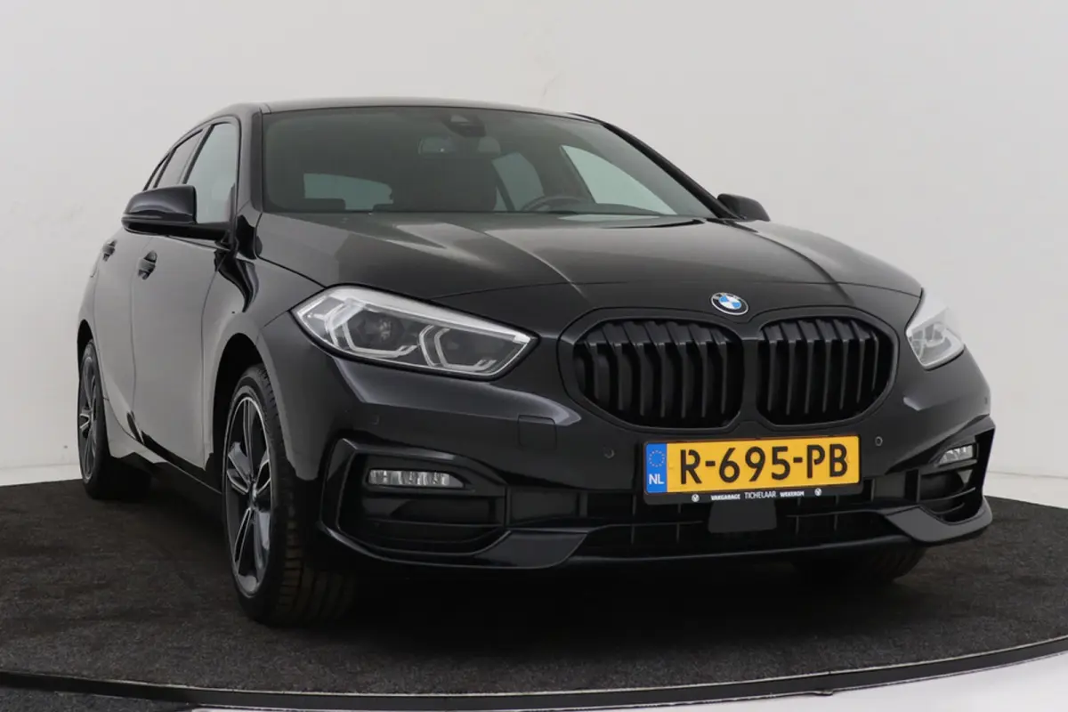 118i Business Edition Plus | Org NL | CarPlay | Stuur-/Stoelverwarming | Digital Cockpit | Leer | Sportstoelen |