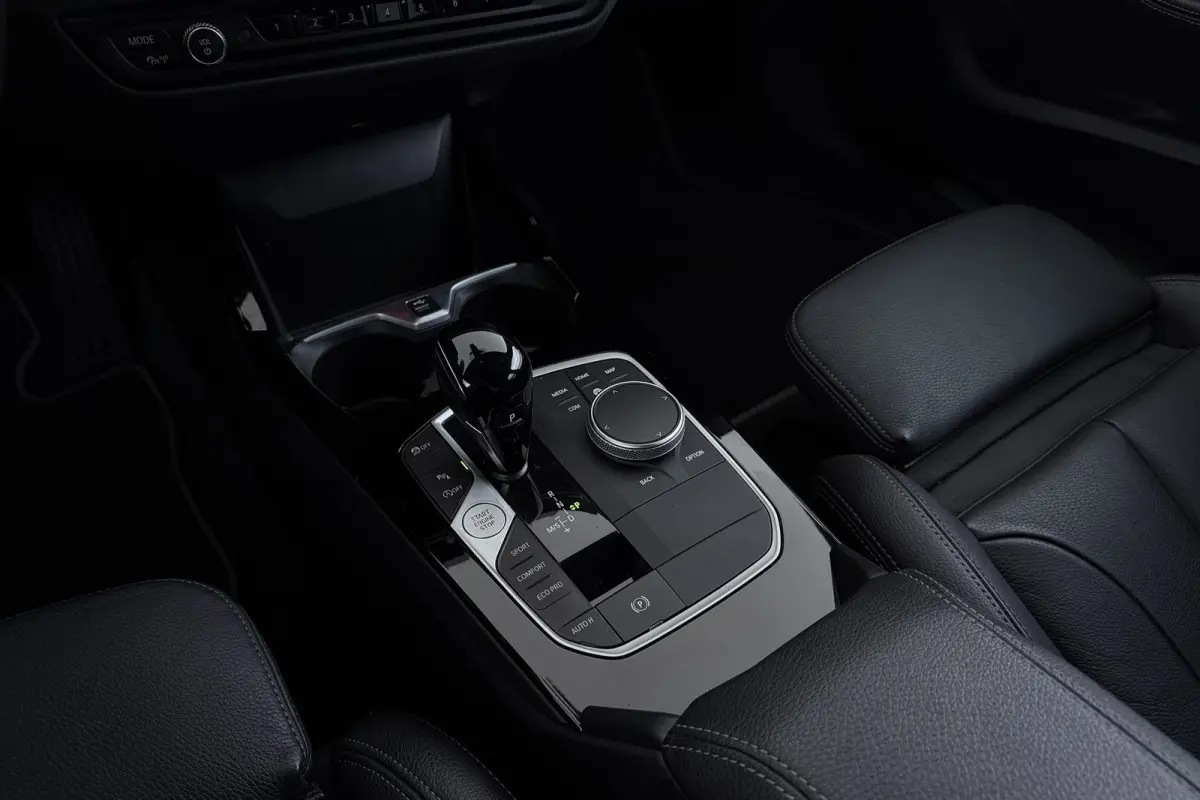 118i Business Edition Plus | Org NL | CarPlay | Stuur-/Stoelverwarming | Digital Cockpit | Leer | Sportstoelen |