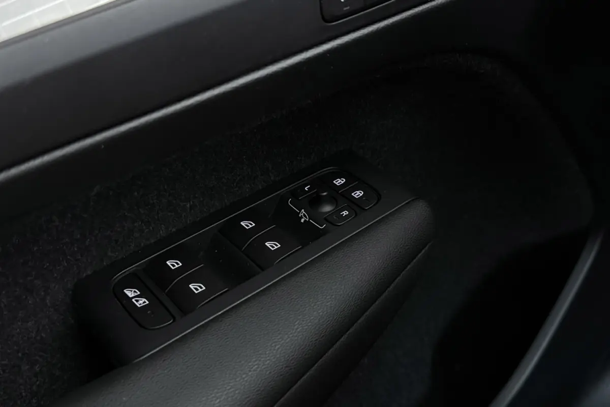 2.0 T5 AWD Intro Edition | Uitklap Trekhaak | Panoramadak | Org NL | Leer | Harman/Kardon | Dealer Ond. | Adap. Cruise