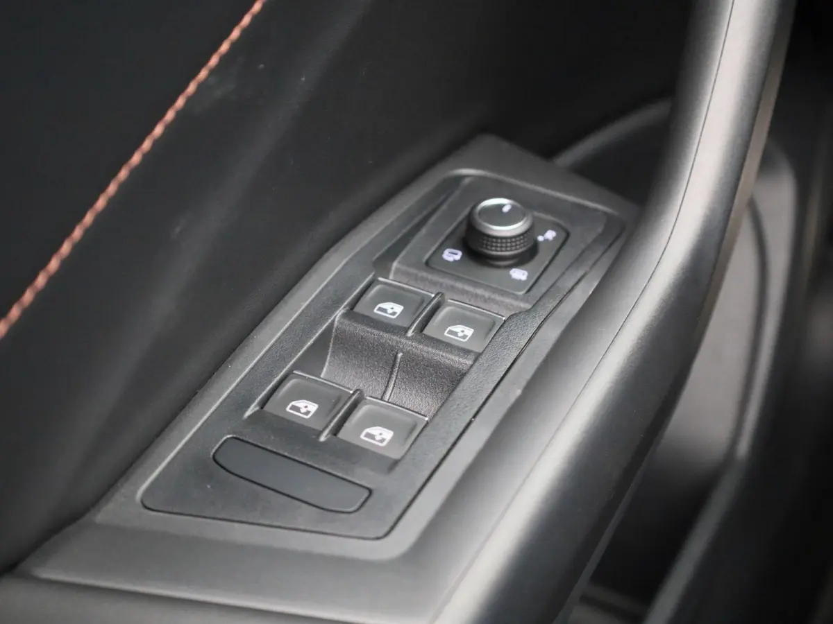 1.5 TSI R-Line 150 PK| Trekhaak Afneembaar | LEDER Interieur | Navigatie | Stoelverwarming | Stuurwielverwarming | Dodehoekdetectie | Achteruitrijcamera
