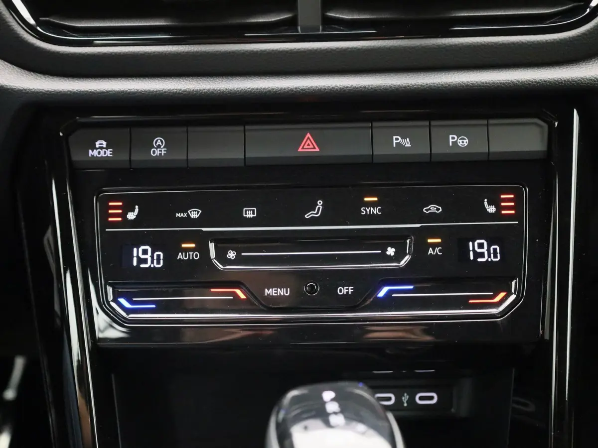 1.5 TSI R-Line 150 PK| Trekhaak Afneembaar | LEDER Interieur | Navigatie | Stoelverwarming | Stuurwielverwarming | Dodehoekdetectie | Achteruitrijcamera