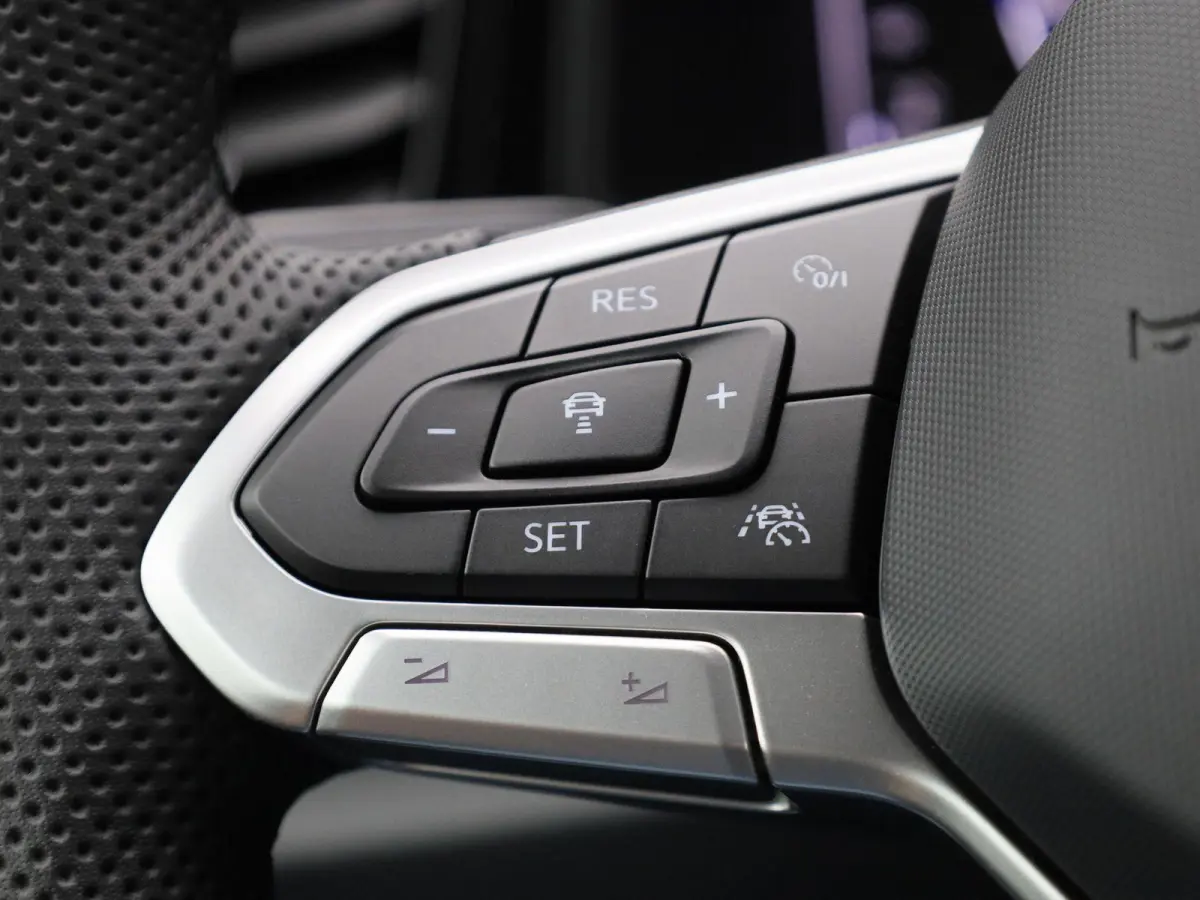 1.5 TSI R-Line 150 PK| Trekhaak Afneembaar | LEDER Interieur | Navigatie | Stoelverwarming | Stuurwielverwarming | Dodehoekdetectie | Achteruitrijcamera
