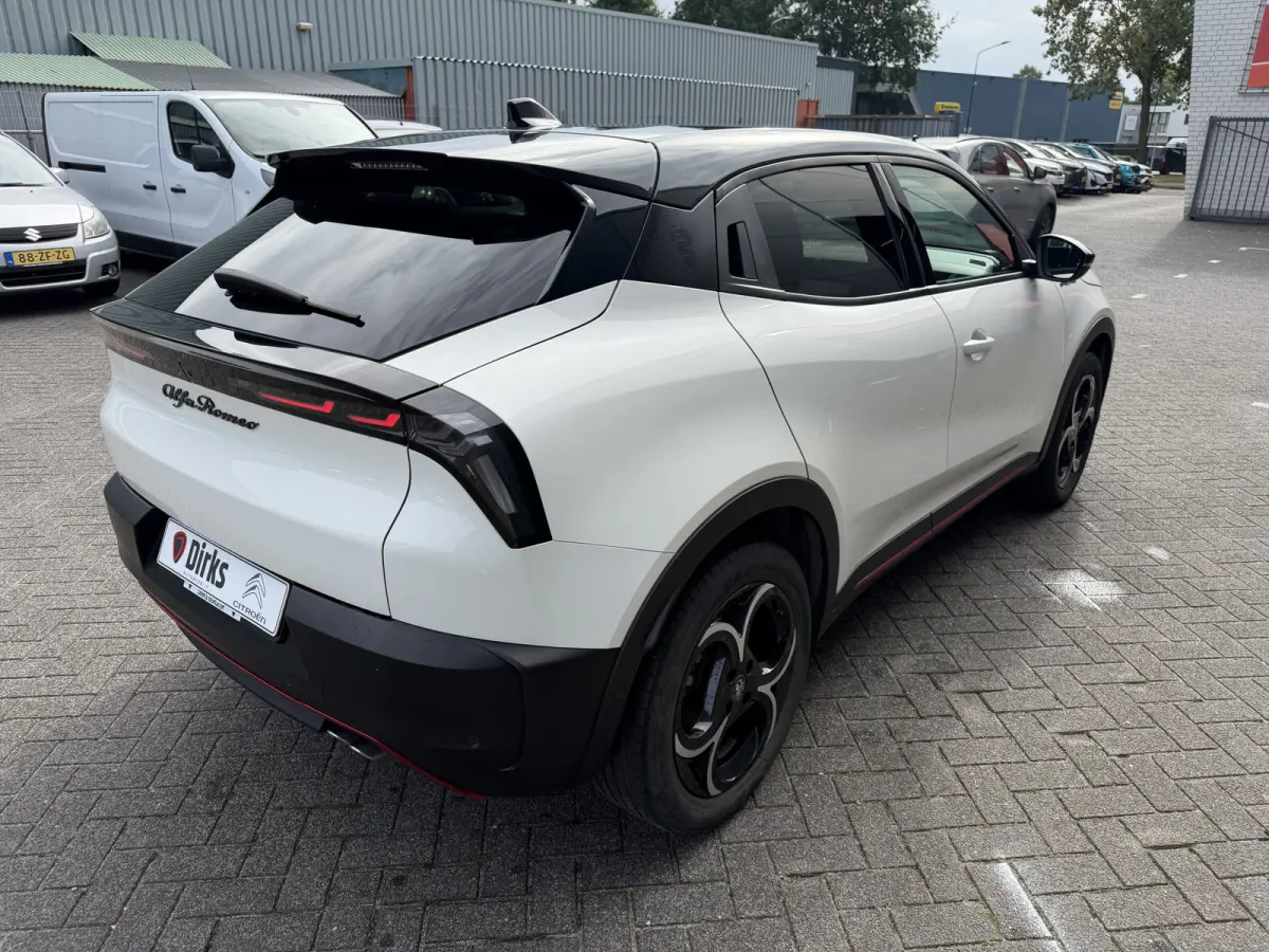 1.2 Turbo Hybrid Ibrida Speciale (Elektrische Klep - LED - Keyless Entry - Parkeersensoren V+A - Stoelverwarming - Adaptieve Cruise Controle - Camera - 18")