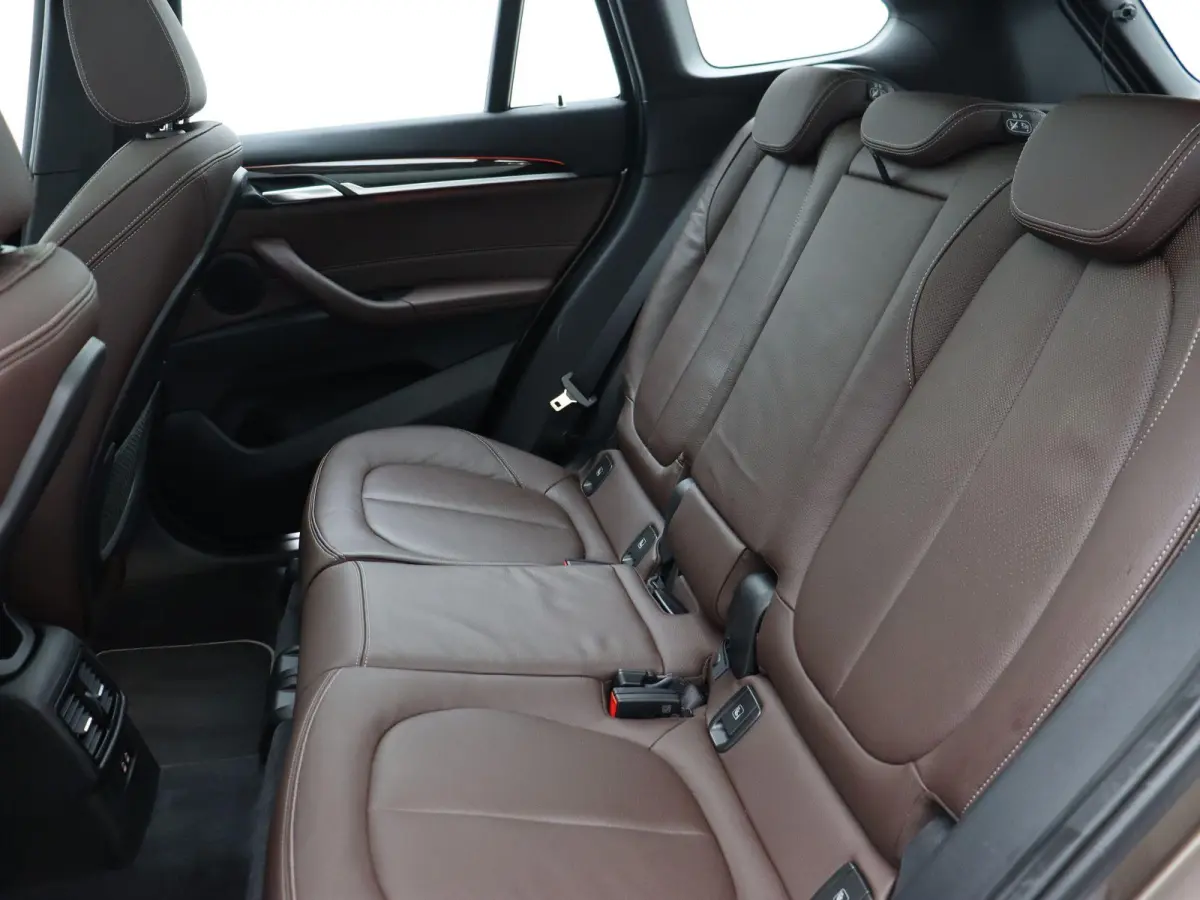 sDrive20i Orange Edition | High Executive | Audio Media Pack | Parking Pack | Trekhaak  | Panoramadak | Head Up Display | HiFi | 18''