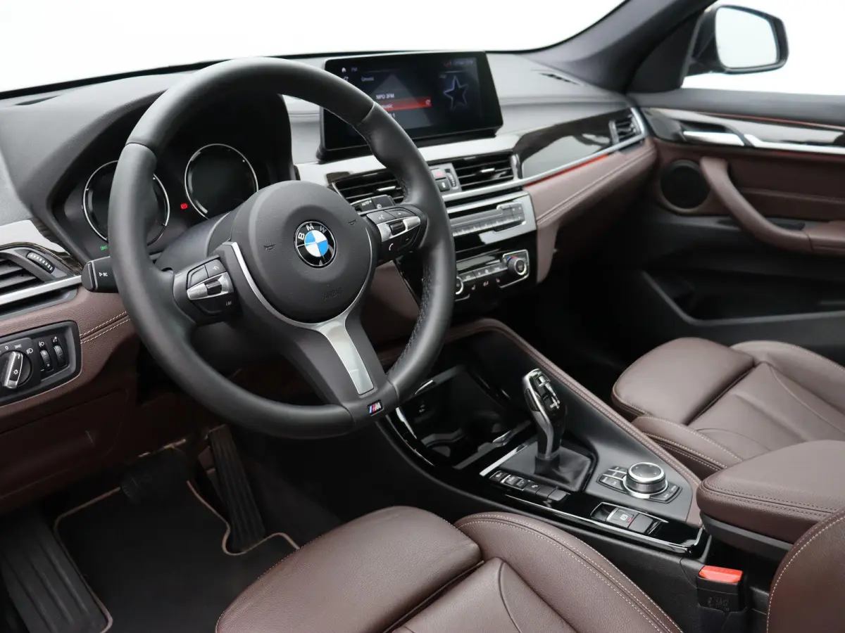 sDrive20i Orange Edition | High Executive | Audio Media Pack | Parking Pack | Trekhaak  | Panoramadak | Head Up Display | HiFi | 18''
