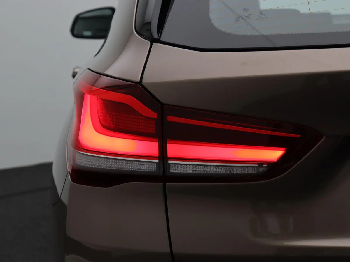 sDrive20i Orange Edition | High Executive | Audio Media Pack | Parking Pack | Trekhaak  | Panoramadak | Head Up Display | HiFi | 18''