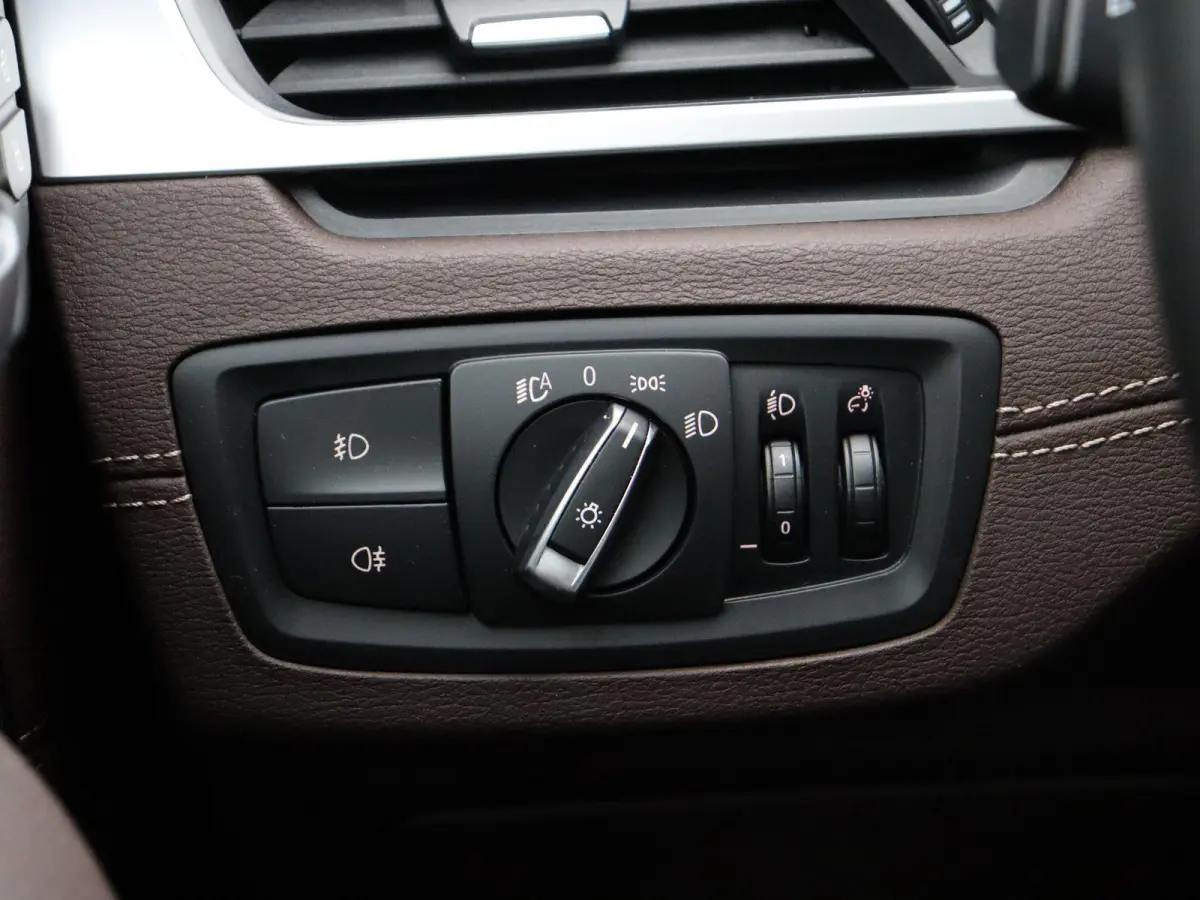 sDrive20i Orange Edition | High Executive | Audio Media Pack | Parking Pack | Trekhaak  | Panoramadak | Head Up Display | HiFi | 18''