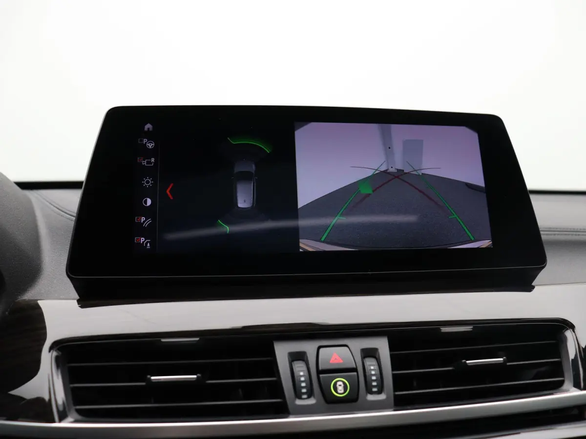 sDrive20i Orange Edition | High Executive | Audio Media Pack | Parking Pack | Trekhaak  | Panoramadak | Head Up Display | HiFi | 18''