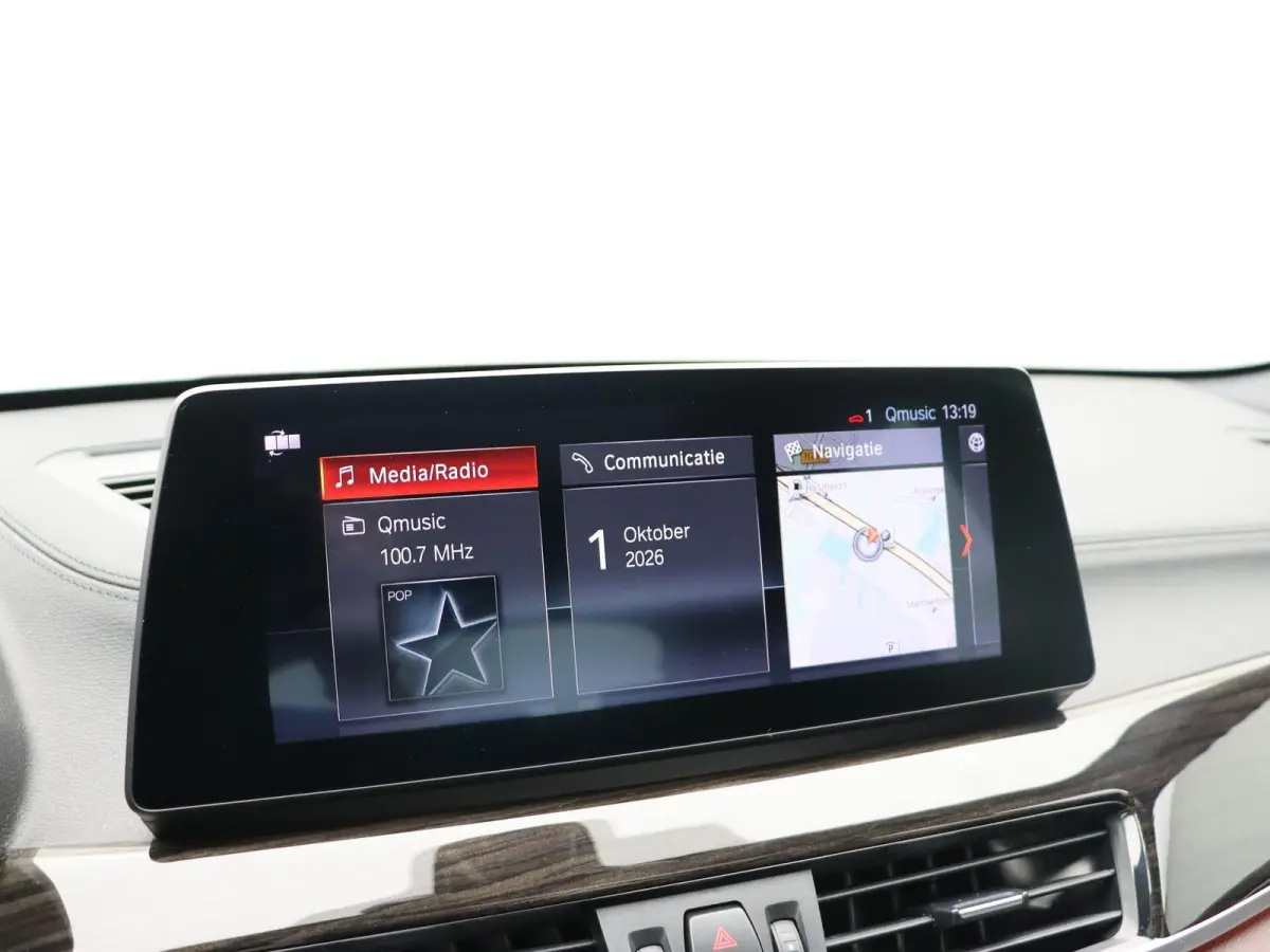sDrive20i Orange Edition | High Executive | Audio Media Pack | Parking Pack | Trekhaak  | Panoramadak | Head Up Display | HiFi | 18''