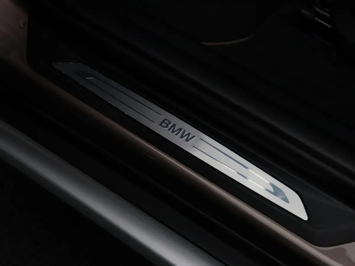 sDrive20i Orange Edition | High Executive | Audio Media Pack | Parking Pack | Trekhaak  | Panoramadak | Head Up Display | HiFi | 18''