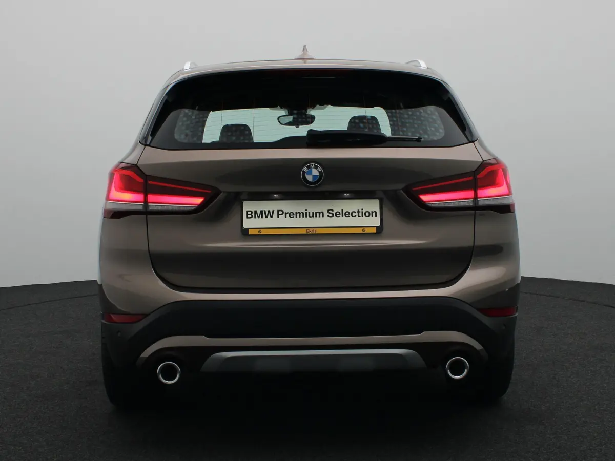 sDrive20i Orange Edition | High Executive | Audio Media Pack | Parking Pack | Trekhaak  | Panoramadak | Head Up Display | HiFi | 18''