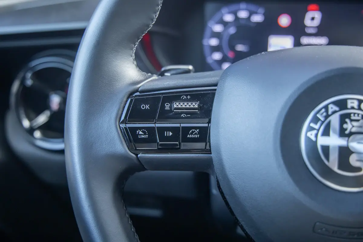1.2 Turbo Hybrid Ibrida Speciale | Apple Carplay/Android Auto | Elek. Stoelen met Massagefunctie | Dodehoek detectie | Matrix LED | Keyless | Sfeerverlichting | Apple Carplay/Android Auto|te