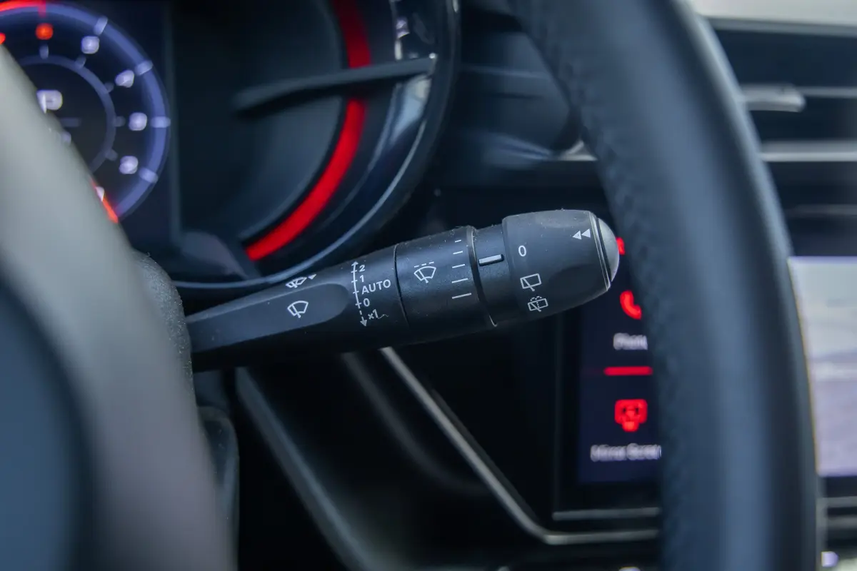 1.2 Turbo Hybrid Ibrida Speciale | Apple Carplay/Android Auto | Elek. Stoelen met Massagefunctie | Dodehoek detectie | Matrix LED | Keyless | Sfeerverlichting | Apple Carplay/Android Auto|te
