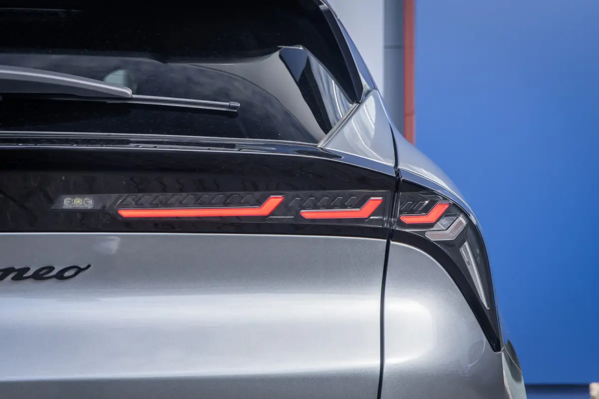1.2 Turbo Hybrid Ibrida Speciale | Apple Carplay/Android Auto | Elek. Stoelen met Massagefunctie | Dodehoek detectie | Matrix LED | Keyless | Sfeerverlichting | Apple Carplay/Android Auto|te